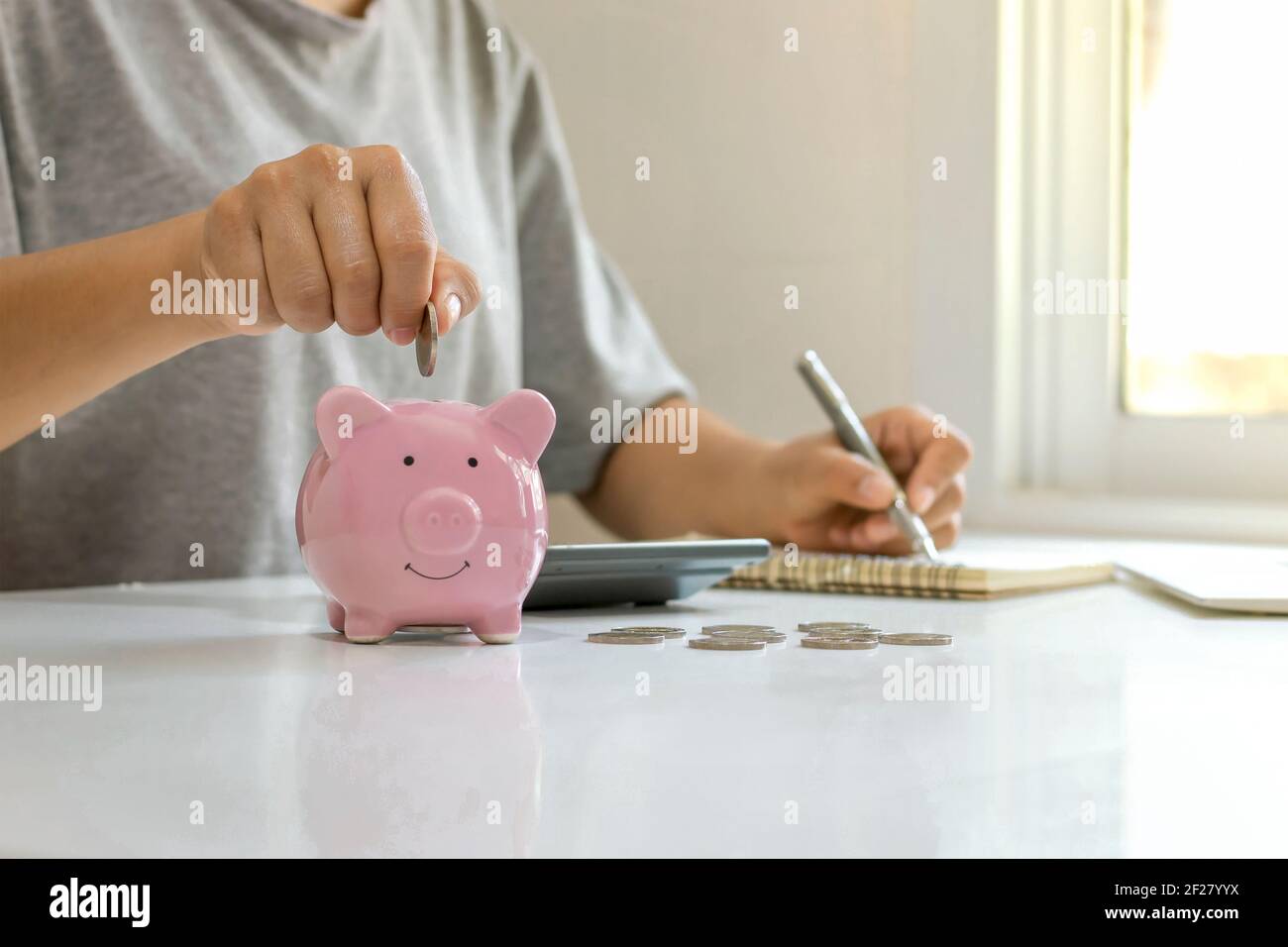 Les hommes d'affaires mettent des pièces de monnaie dans un pot d'épargne, y compris un centime croissant pour des idées d'affaires, financières et comptables. Banque D'Images