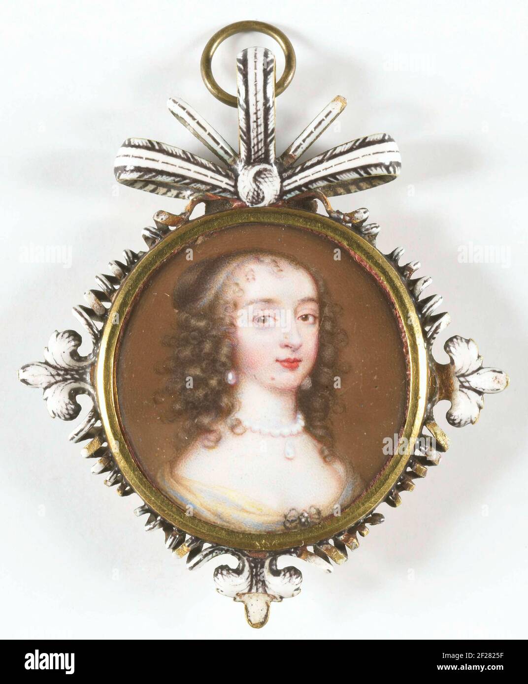 Mary Stuart (1631-1660), consort de William II.en 1641, la princesse Mary Henrietta Stuart, âgée de neuf ans, épousa William II, prince d'Orange et plus tard Stadtholder. Ce médaillon de portrait à l'émail noir et blanc est un exemple de bijoux en deuil; il a été fait après la mort de Willem II en 1650. A l’intérieur du médaillon se trouve un violon couronné et l’inscription j’aime une seul (j’aime un seul). Banque D'Images