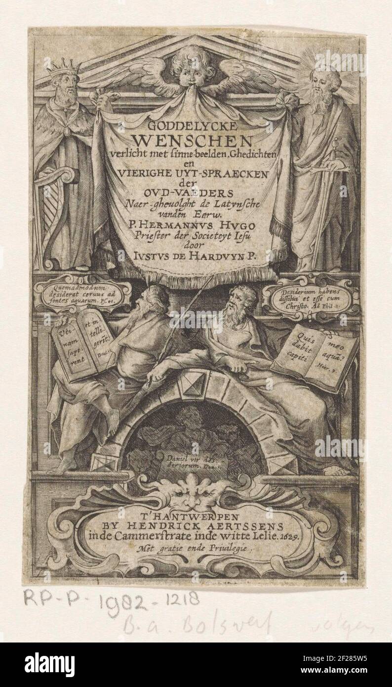 David, Paulus, Mozes en Jeremia; Titelpagina voor: Jutus de Harduwijn, Goddelycke wenschen, 1629.Roi David avec harpe et Paul avec épée tenant un tissu avec titre vers le haut. Cela inclut Moïse avec les tables de pierre et un bâton et le prophète Jérémie avec un livre. Parmi eux Daniel dans la chouette du lion. Banque D'Images