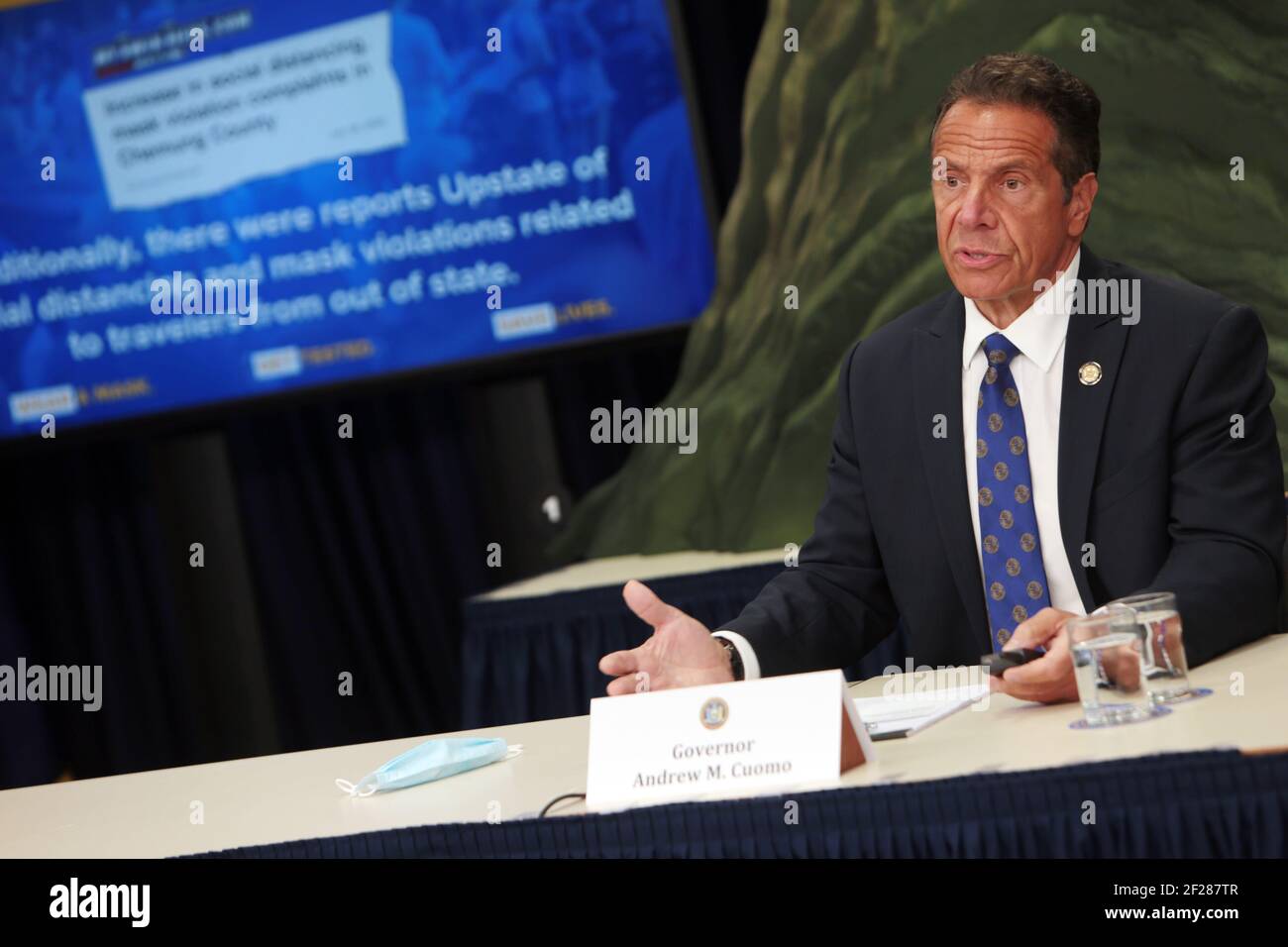 NEW YORK, NY - 6 JUILLET : le gouverneur de l'État de New York Andrew Cuomo informe les New-Yorkais et annonce que la région du milieu de l'Hudson entre dans la phase IV de la réouverture demain et appelle le président Trump à reconnaître que le COVID-19 existe et qu'il est un problème. Le 6 juillet 2020, Cuomo confirme également 518 cas de coronavirus supplémentaires dans l'État de New York au bureau du gouverneur de la ville de New York. Crédit : mpi43/MediaPunch Banque D'Images