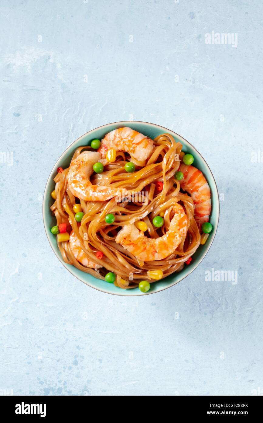 Nouilles épicées aux crevettes, top shot Banque D'Images
