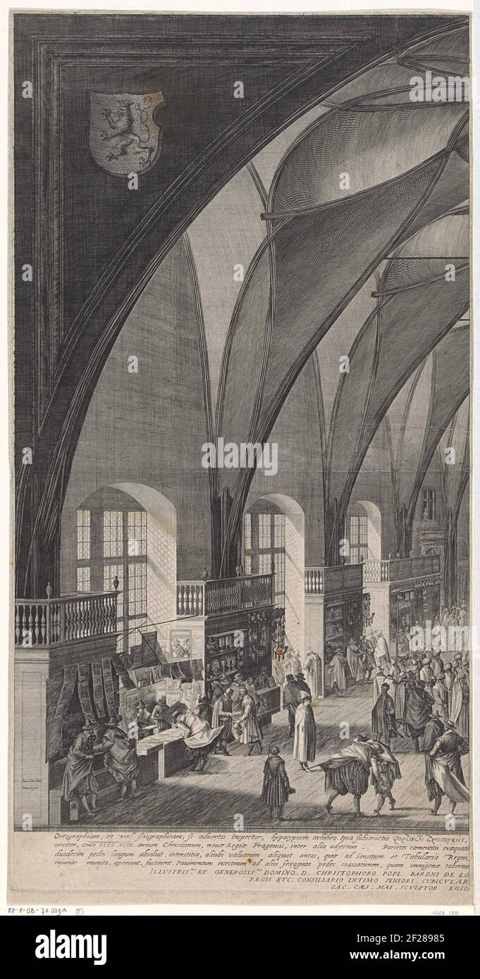 Jaarmarkt de Vladislavsky-zaal te Praag (linker blad).Foire annuelle dans la salle Vladislavsky de l'ancien Palais Royal de Prague. Les liens sont des stands où des œuvres d'art et d'autres produits sont offerts à la vente. De nombreux visiteurs se promvisitent. Sous la montre un texte latin de cinq lignes et une affectation à trois pattes. Banque D'Images