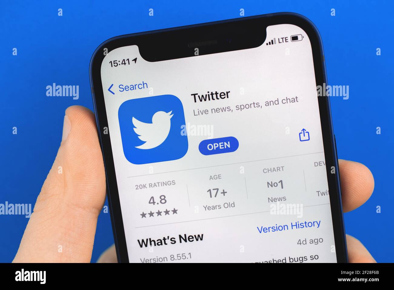 Kharkov, Ukraine - 9 mars 2021: Application Twitter dans l'application Store gros plan, icône des médias sociaux populaires Banque D'Images