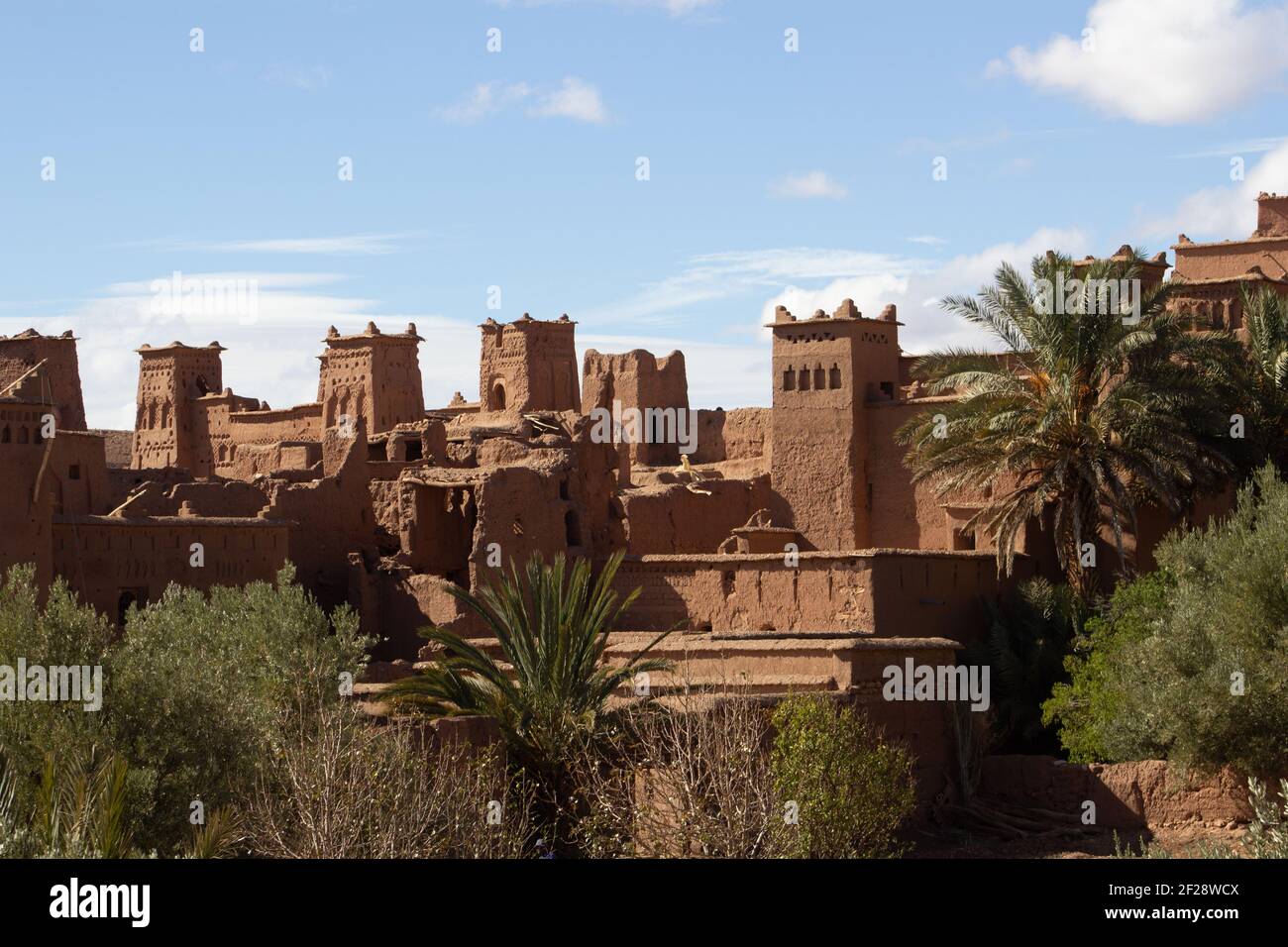 OUARZAZATE, MAROC - NOVEMBRE 22; 2018 toits de Ksar d'ait-Ben-Haddou dans les montagnes du Haut Atlas du désert du Sahara avec quelques nuages Banque D'Images