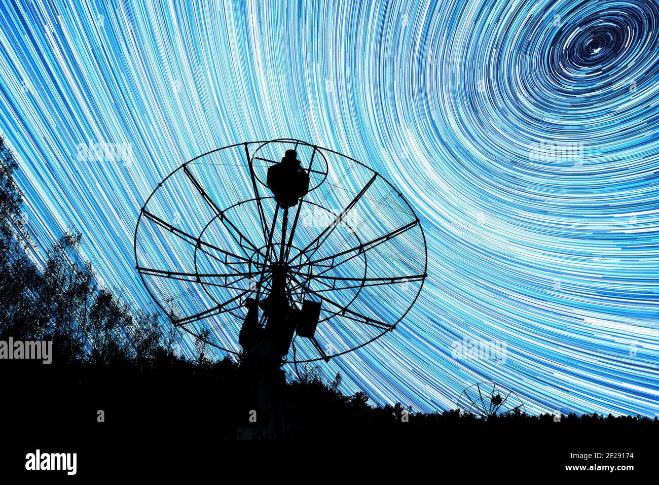 radiotelescopes silhouettes sous le fond de longues pistes d'étoiles Banque D'Images
