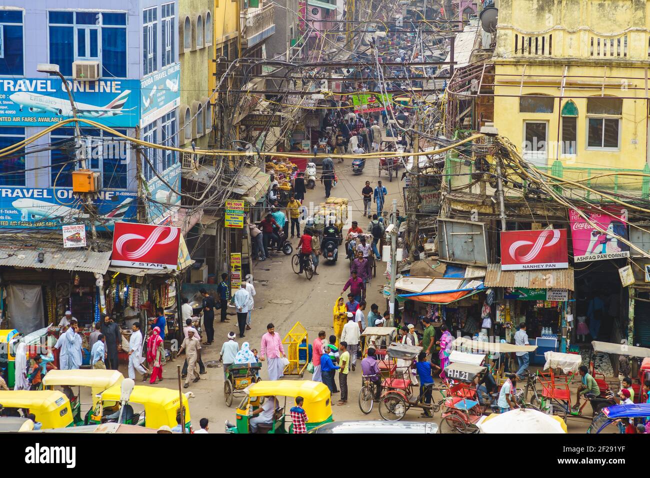 10 octobre 2016: Vue sur delhi près de Chandni Chowk. Chandni Chowk, alias Moonlight Square, est l'un des marchés les plus anciens et les plus animés de la vieille ville de Delhi, dans l'Indi Banque D'Images