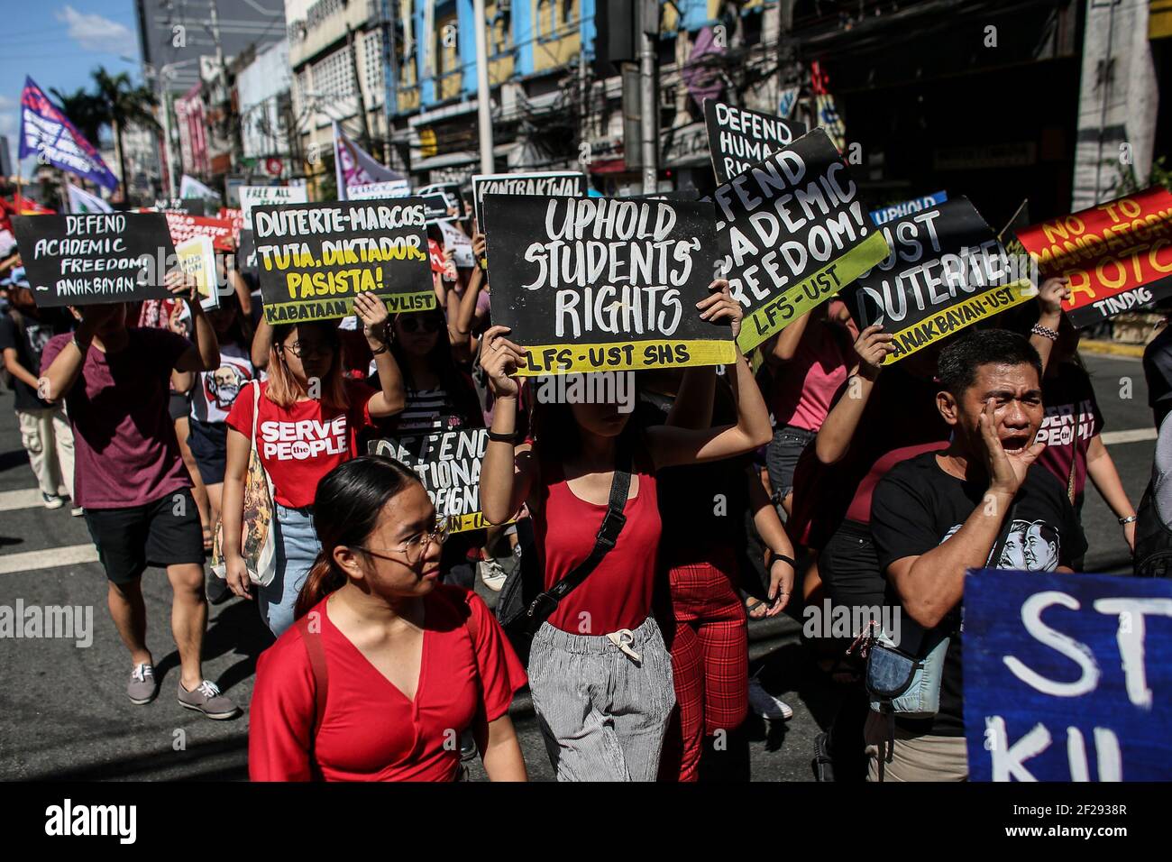 Divers groupes militants appellent à l'expulsion du Président Rodrigo Duterte près du Palais Malacanang à Manille, Philippines. Banque D'Images