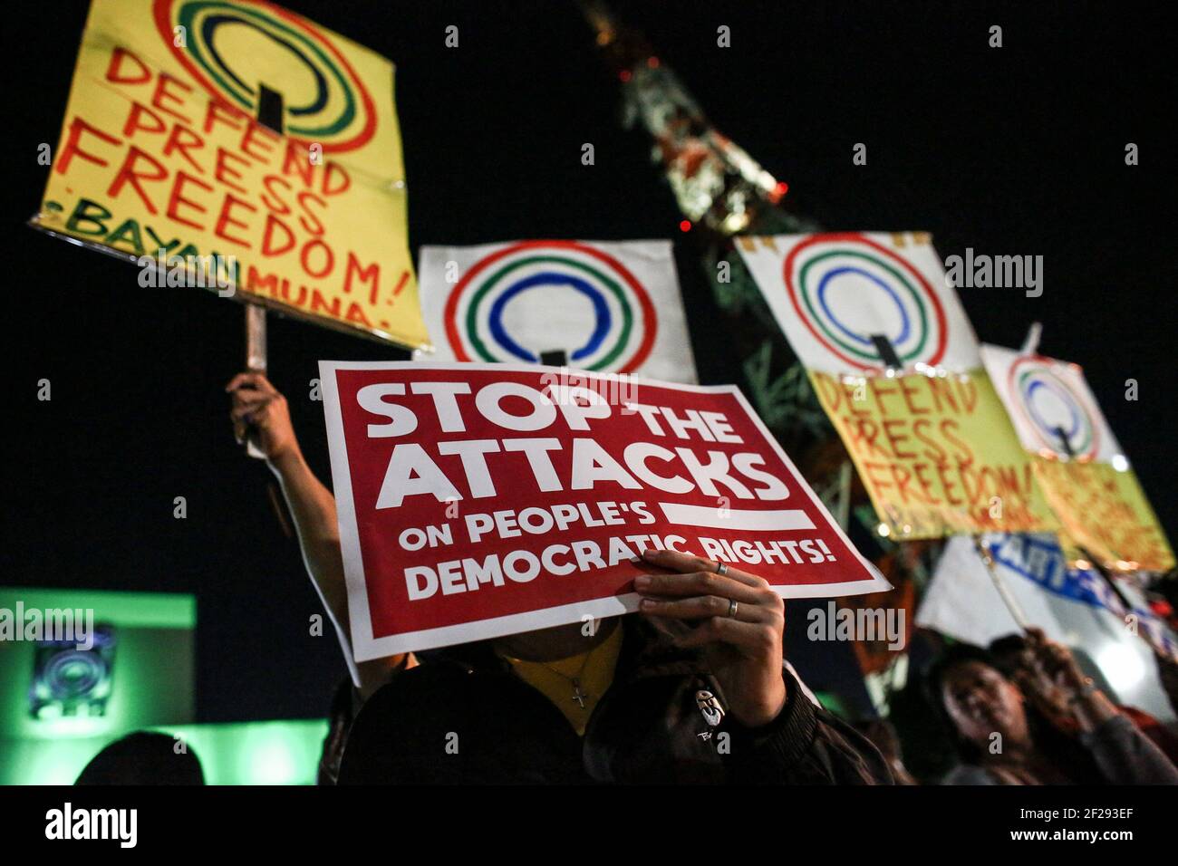 Les défenseurs de la liberté de la presse crient des slogans lors d'une manifestation devant le siège de l'ABS-CBN à Quezon City, dans la région métropolitaine de Manille, aux Philippines. Banque D'Images