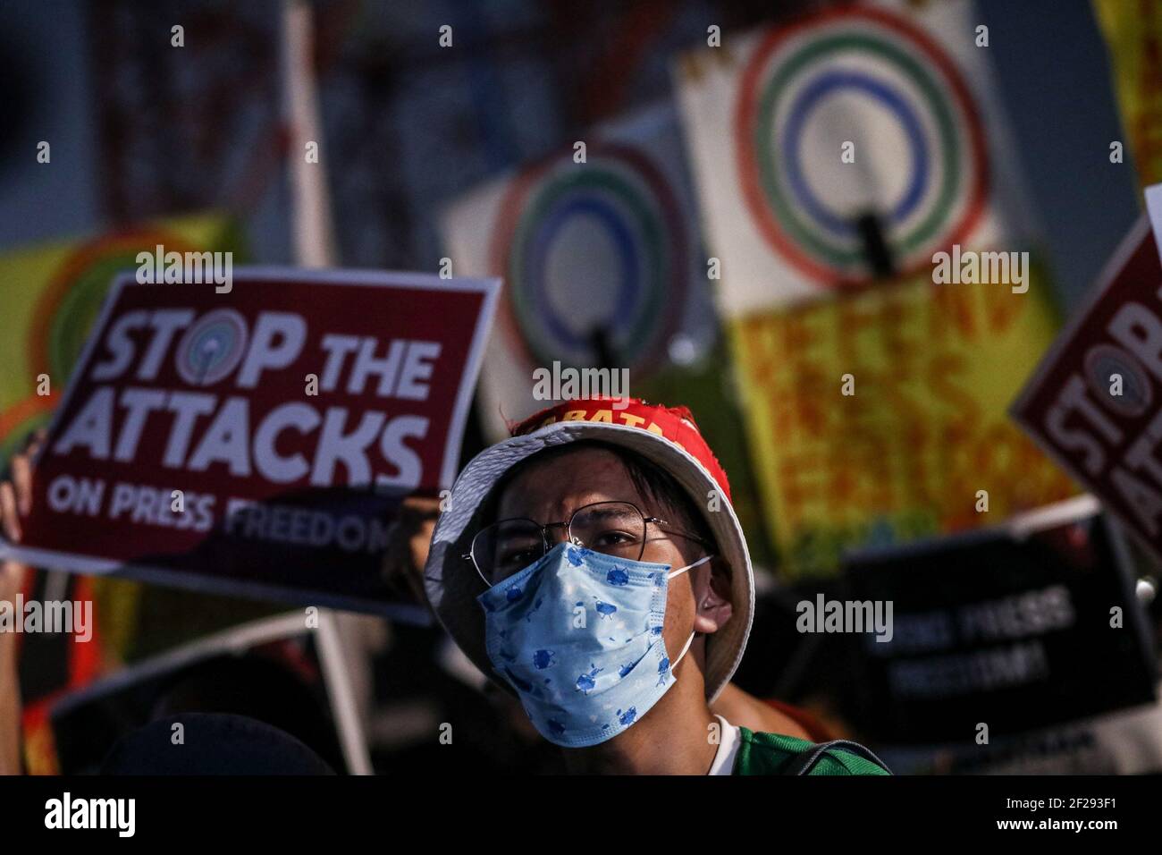 Les défenseurs de la liberté de la presse crient des slogans lors d'une manifestation devant le siège de l'ABS-CBN à Quezon City, dans la région métropolitaine de Manille, aux Philippines. Banque D'Images