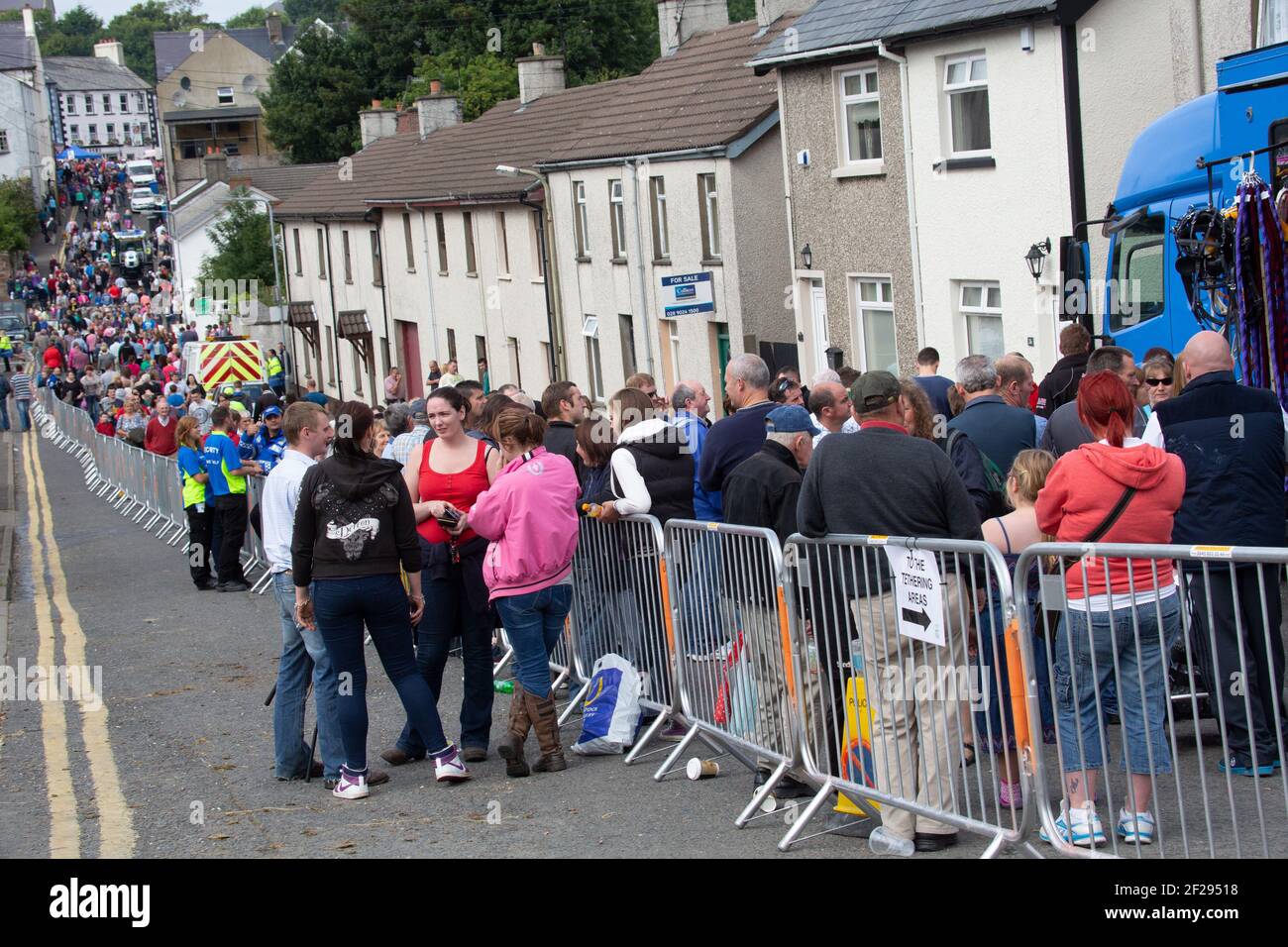 Des cowds de personnes remplissent les rues pendant la foire Auld Lammas à Ballycastle, Moyle, comté d'Antrim, Irlande du Nord, Royaume-Uni Banque D'Images