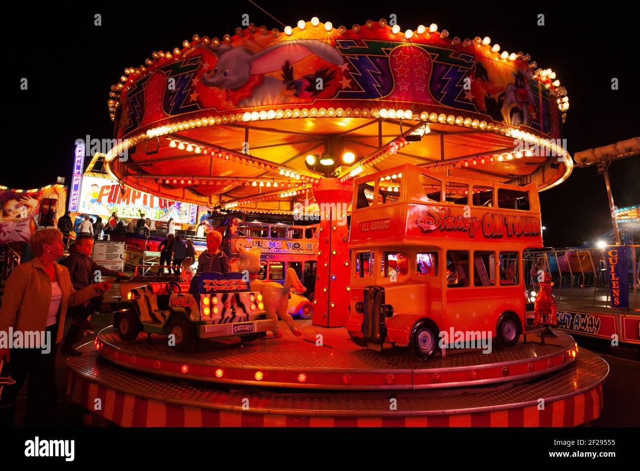 Une promenade de nuit pour les enfants au parc des expositions Auld Lammas, Ballycastle, Moyle, County Antrim, Irlande du Nord, ROYAUME-UNI Banque D'Images