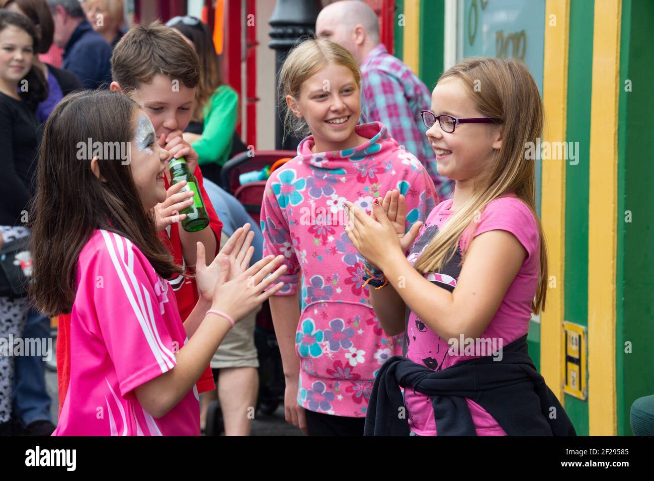 Les filles jouant à des jeux de palpage à la main à la foire Auld Lammas, Ballycastle, Moyle, County Antrim, Irlande du Nord, ROYAUME-UNI Banque D'Images