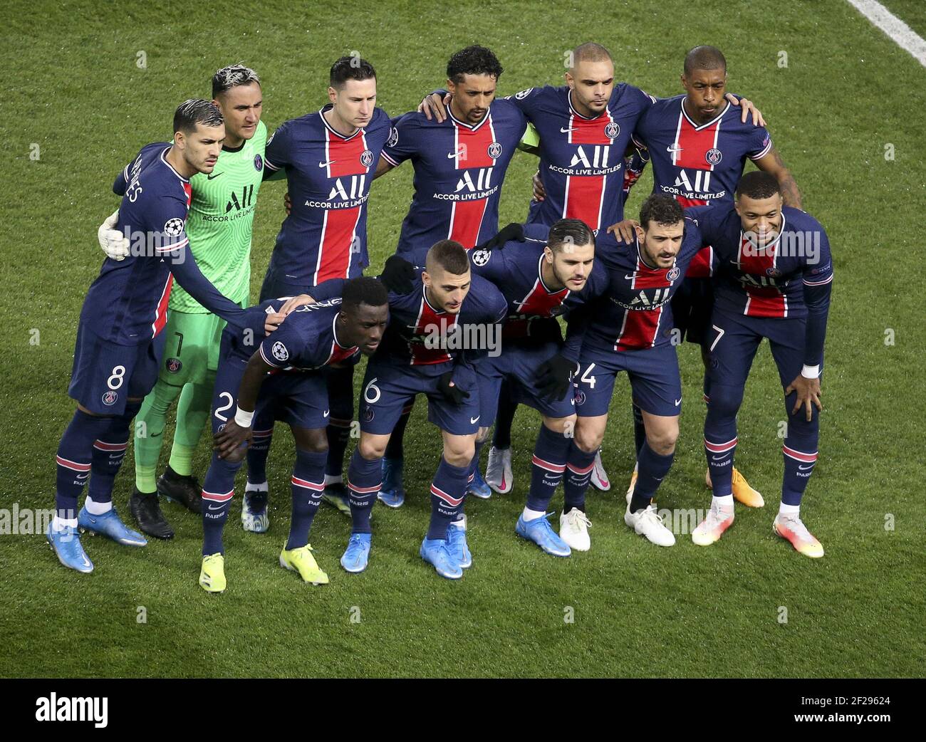 L'équipe PSG pose devant la Ligue des champions de l'UEFA, ronde 16, 2ème  match de football entre Paris Saint-Germain (PSG) et le FC Barcelone  (Barca) le 10 mars 2021 au stade du