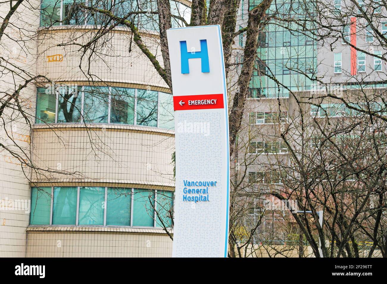 Vancouver, Colombie-Britannique, Canada. 3 mars 2021. Un panneau indiquant la circulation à l'entrée de la salle d'urgence (RE) de l'Hôpital général de Vancouver. Crédit : Bayne Stanley/ZUMA Wire/Alay Live News Banque D'Images