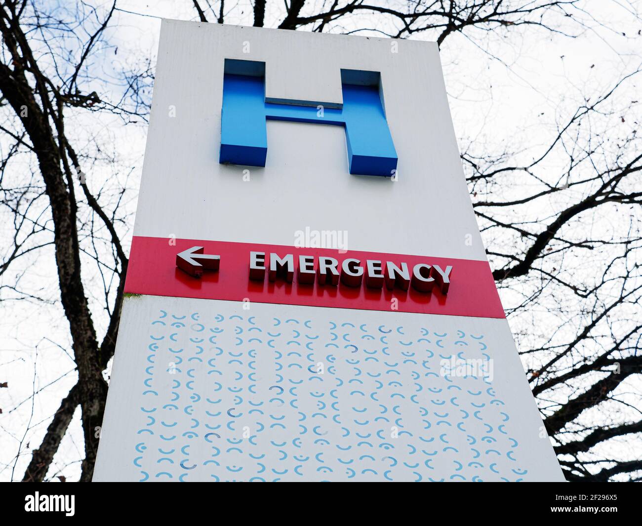 Vancouver, Colombie-Britannique, Canada. 3 mars 2021. Un panneau indiquant la circulation à l'entrée de la salle d'urgence (RE) de l'Hôpital général de Vancouver. Crédit : Bayne Stanley/ZUMA Wire/Alay Live News Banque D'Images