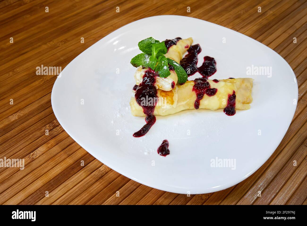 Crêpe avec fromage cottage et confiture. Gros plan, mise au point sélective Banque D'Images