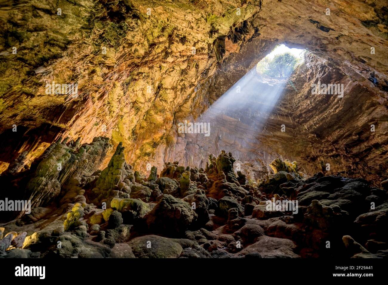 La tombe abysse de la Grotte di Castellana avec rayon de Lumière du soleil aux Pouilles Banque D'Images