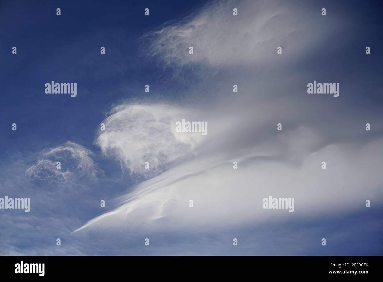 formation de nuages funky et inhabituelle sur un ciel bleu Banque D'Images