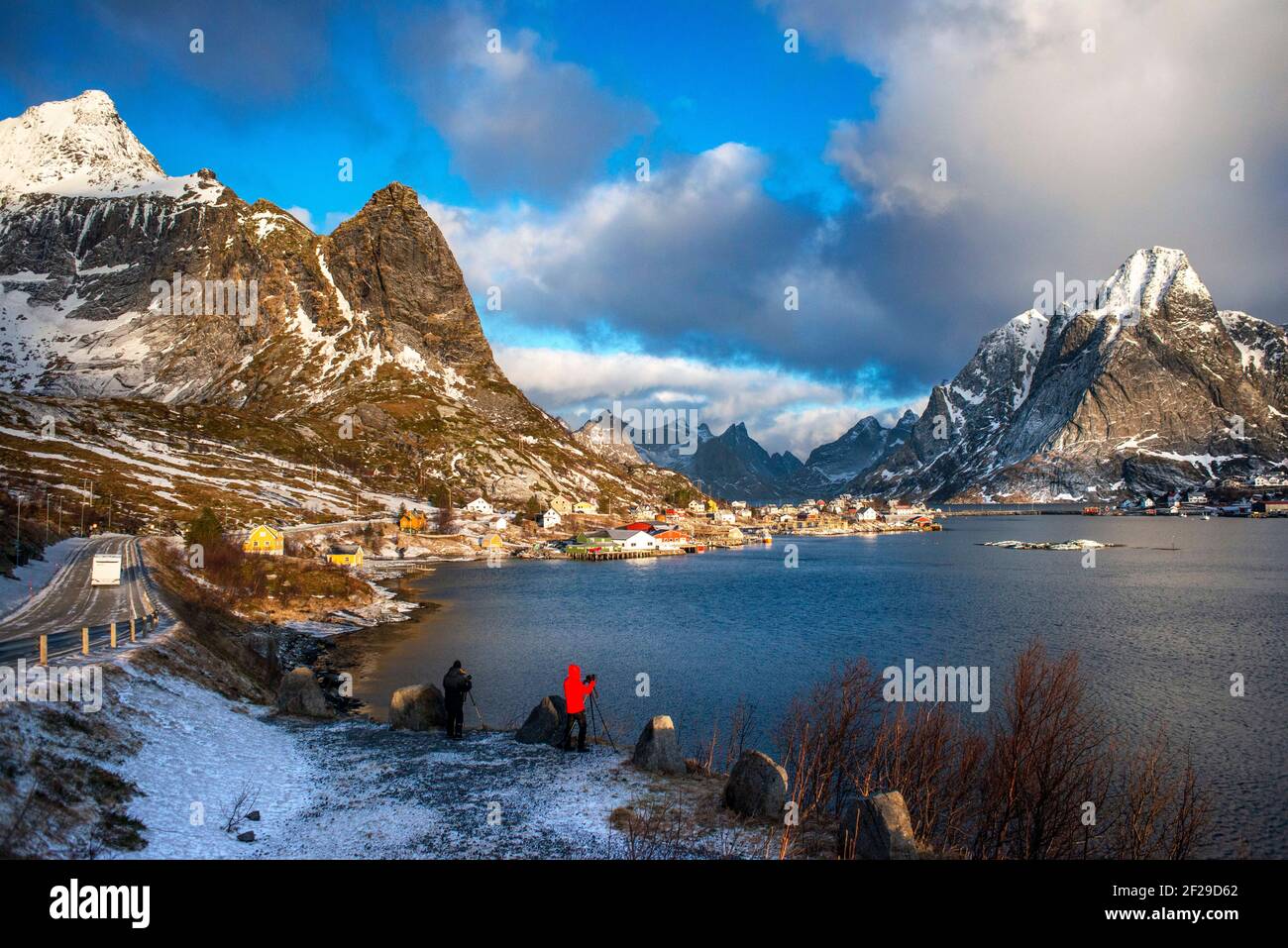 Vue sur le port de pêche naturel de hautes montagnes au-dessus de reine, l'île de Moskenes, Moskenesøya, îles Lofoten, Norvège Banque D'Images