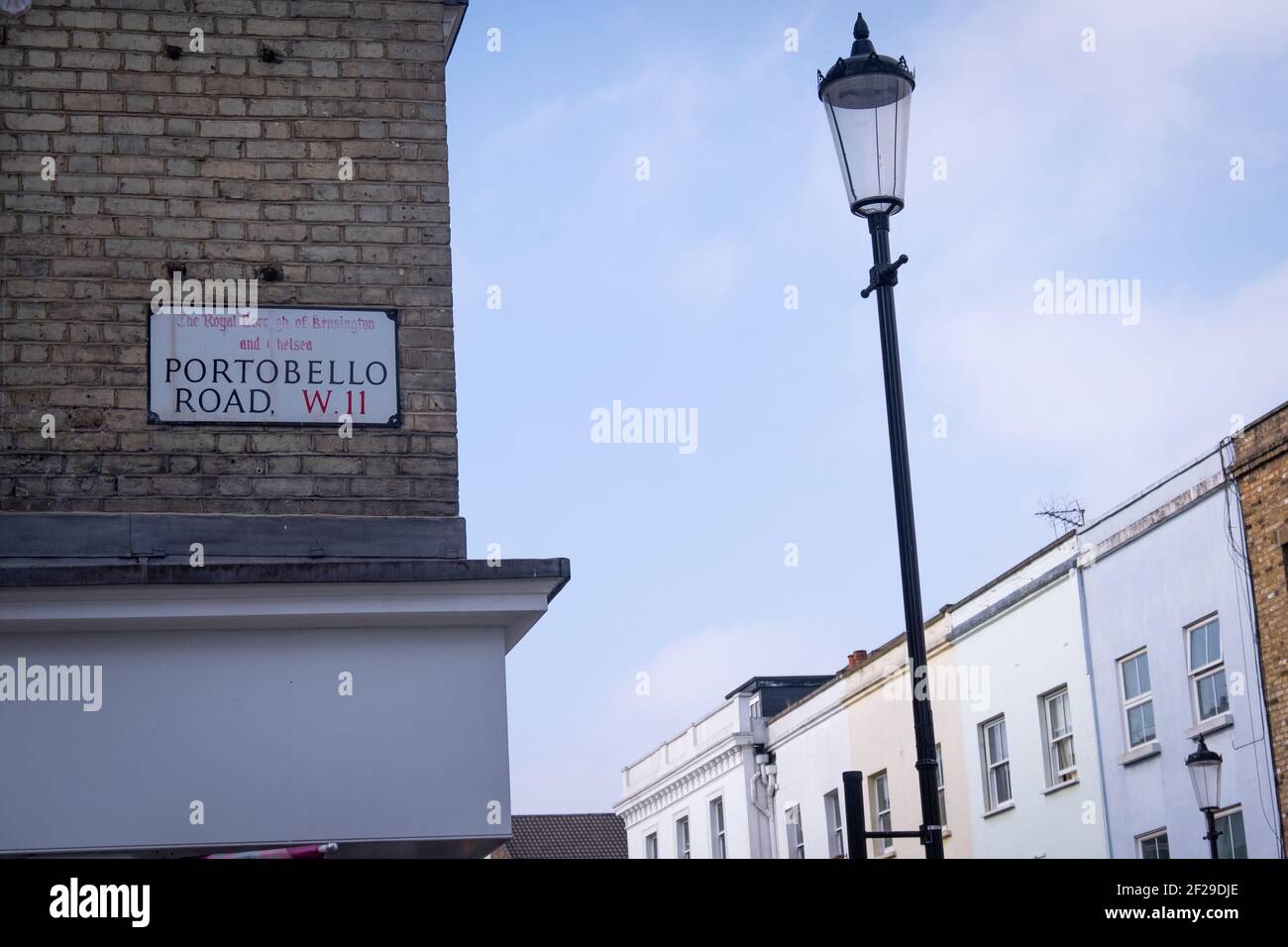 Londres- Mars 2021: LONDON- Portobello Road panneau de rue. Une célèbre rue de Londres avec un marché de rue animé. Banque D'Images