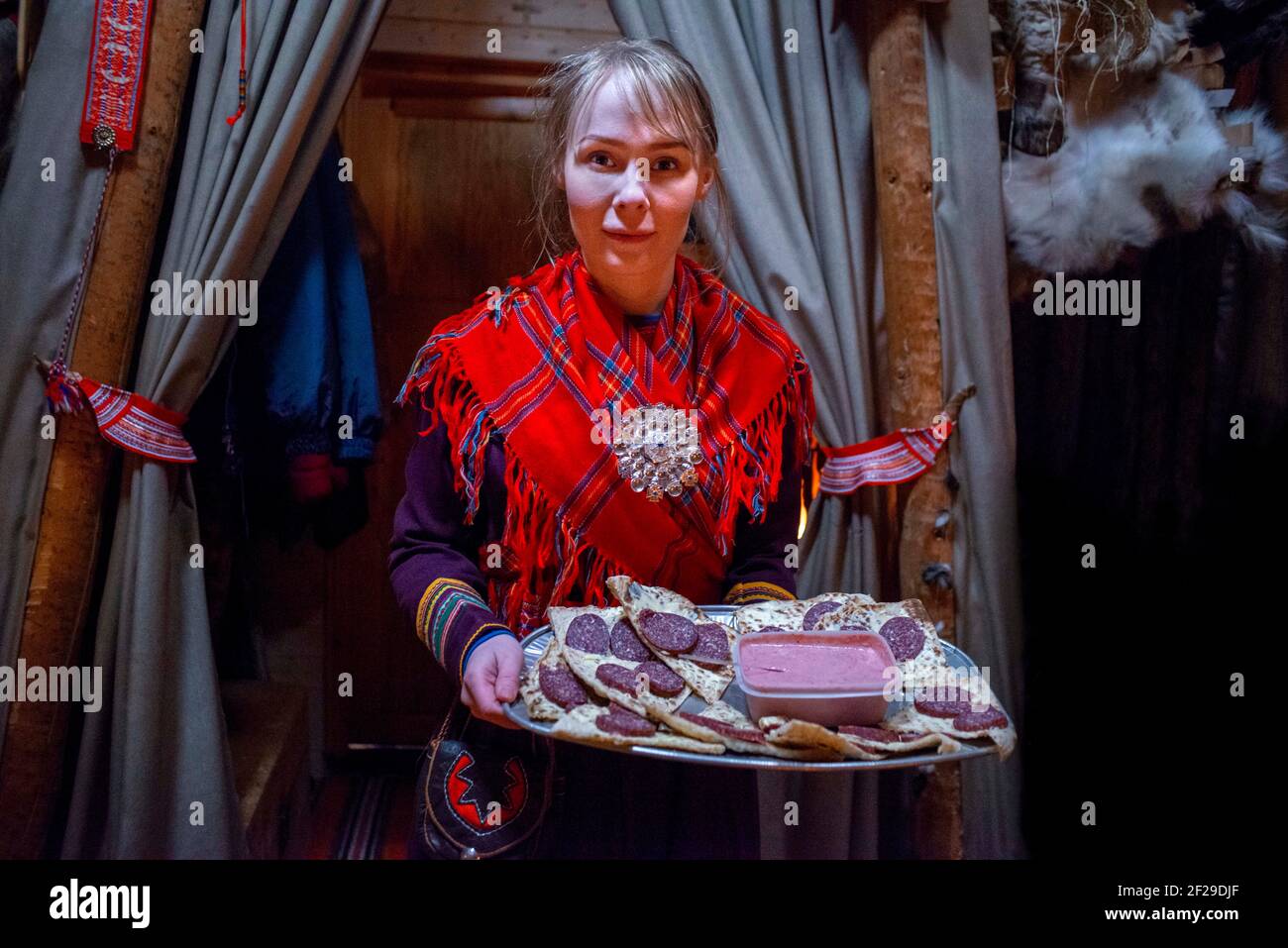 Cuisine sami typique dans une maison familiale sami à Lønsdal Storjord, Norvège. Parc national de Saltfjellet-Svartisen. Gurpi, sami renne salami. Gurpi est Banque D'Images