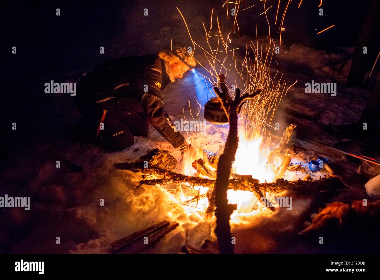 Un moment de thé dans la neige. Excursion en raquettes la nuit pour voir les aurores boréales de Mosjoen Norvège. Pot de cuisson sur feu ouvert Banque D'Images