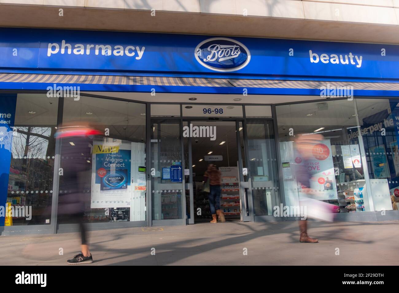 LONDON- Boots Pharmacy and Beauty store, un détaillant britannique de  produits pharmaceutiques Photo Stock - Alamy
