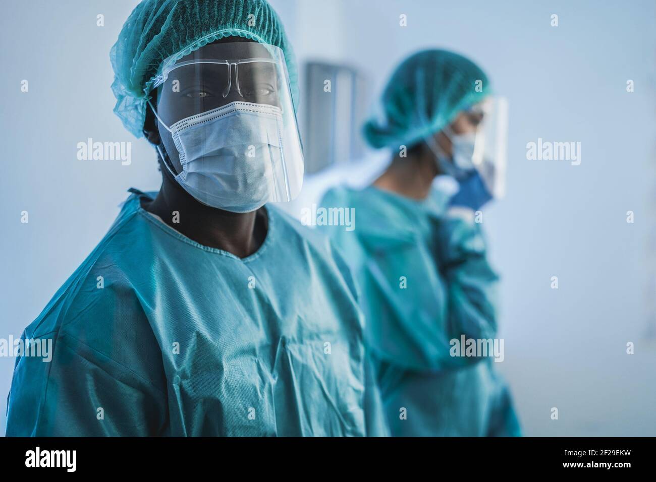 Médecins au travail à l'hôpital pendant l'éclosion du coronavirus - médical Travailleur sur Covid-19 crise portant un masque de protection de sécurité - Focus sur l'homme africain Banque D'Images