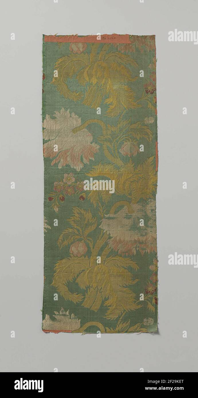 Fragment veelkleurig zijde lampas.deux fragments d'un tissu de soie. Deux fragments cousus ensemble. Une grande branche avec des feuilles jaune-vert, de grandes fleurs de couleur saumon et des boutons de ditto dans diverses nuances sur et le sol vert. Numéros a et B. Banque D'Images