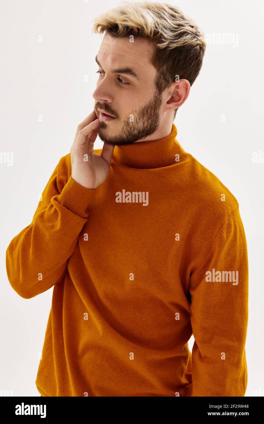 homme dans un pull à la recherche de la coupe de côté à la mode vêtements pour  hommes Photo Stock - Alamy