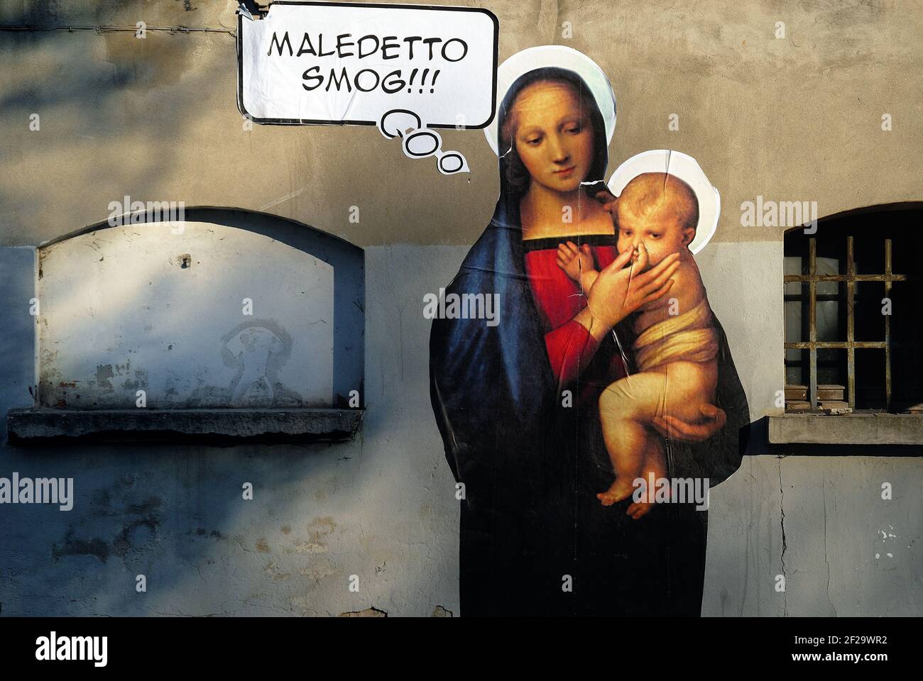 Padoue, Italie. Une fresque de Marie, mère de Jésus contre le smog. La Vierge Marie se branche avec ses doigts le nez du bébé Jésus. Banque D'Images