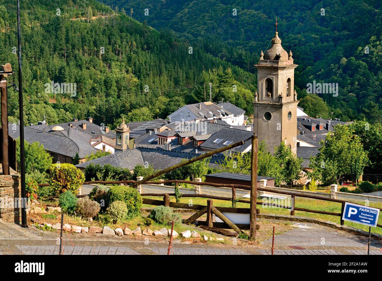 Vue d'ensemble du petit village de montagne avec tour d'église centrale entourée par les forêts vertes Banque D'Images