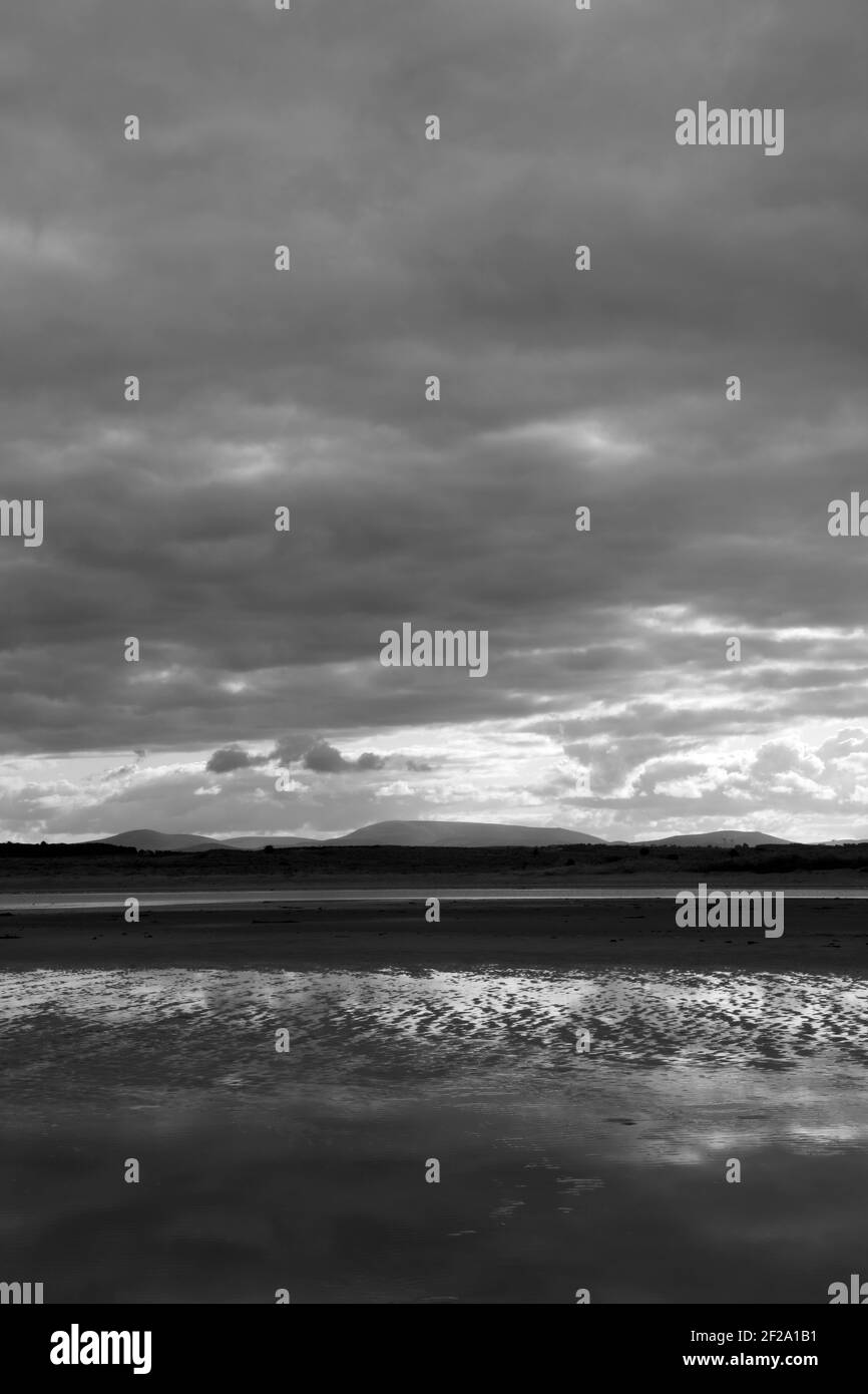 Vue sur le Cheviot depuis Cheswick Sands, Northumberland, Angleterre, Royaume-Uni Banque D'Images