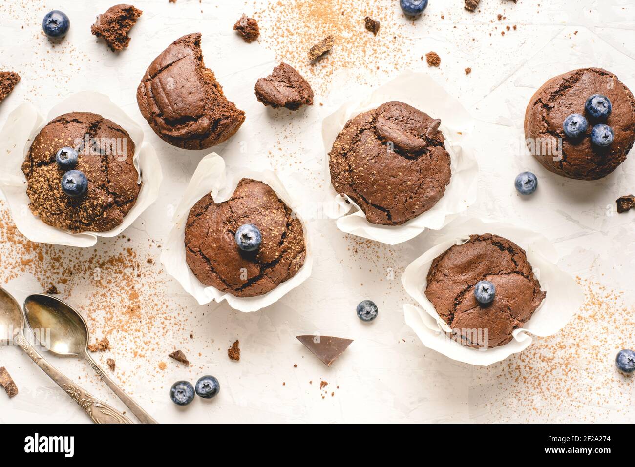 Muffins au chocolat frais faits maison avec baies et morceaux de chocolat. Banque D'Images