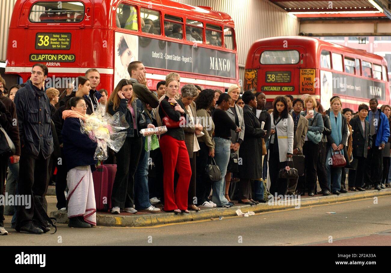 Les navetteurs attendant les bus à Victoria ce matin à raison de Todays tube Strike.25 septembre 2002 photo Andy Paradise Banque D'Images