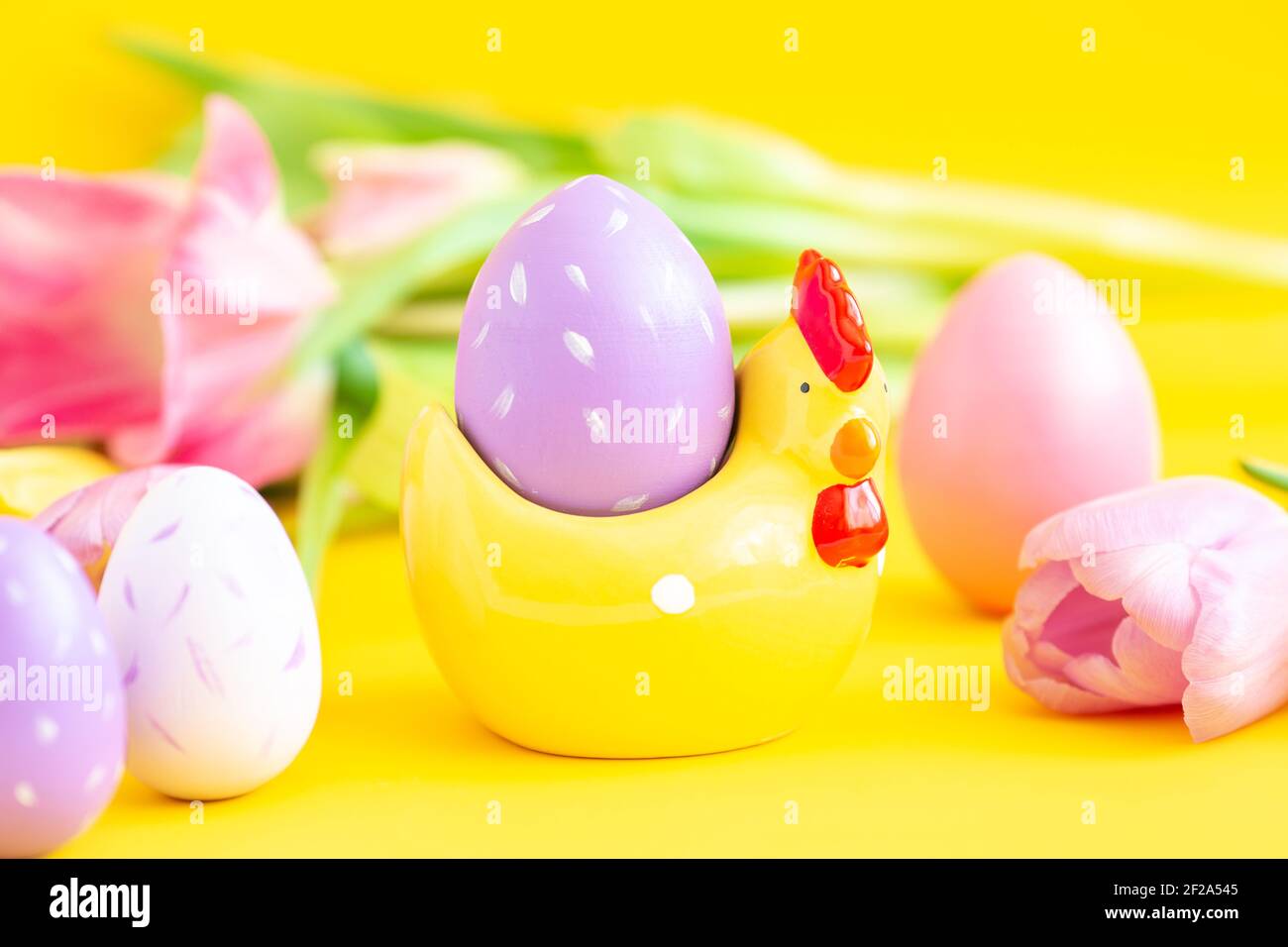 Carte de vœux de Pâques avec poulet décoratif et œufs peints. Concept Pâques - image Banque D'Images