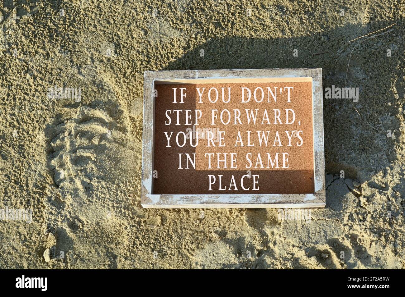 Texte sur cadre en bois sur une plage de sable Banque D'Images