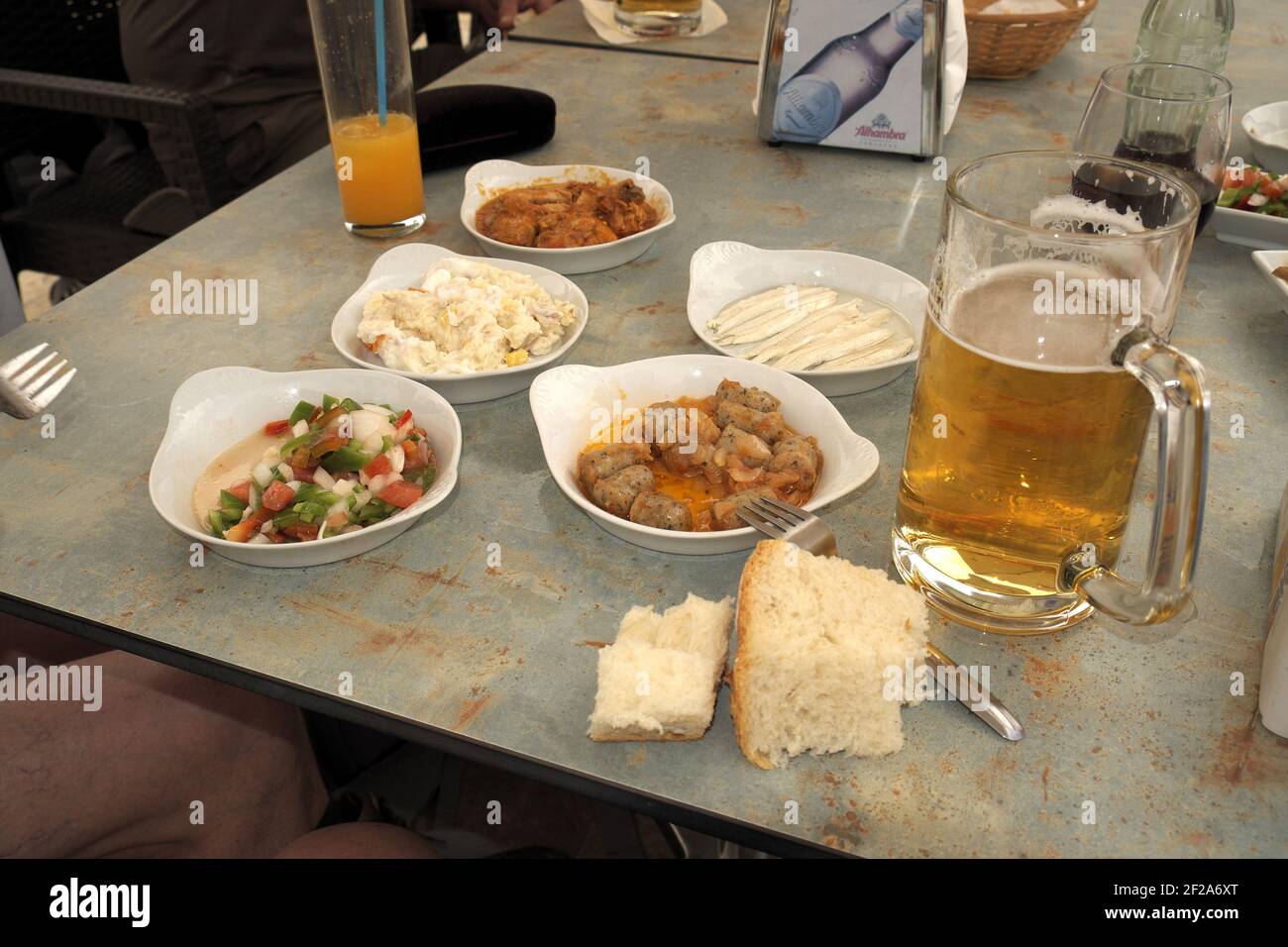 Nourriture et boissons différentes pour un repas à l'heure du déjeuner, Andalousie, Espagne. Banque D'Images