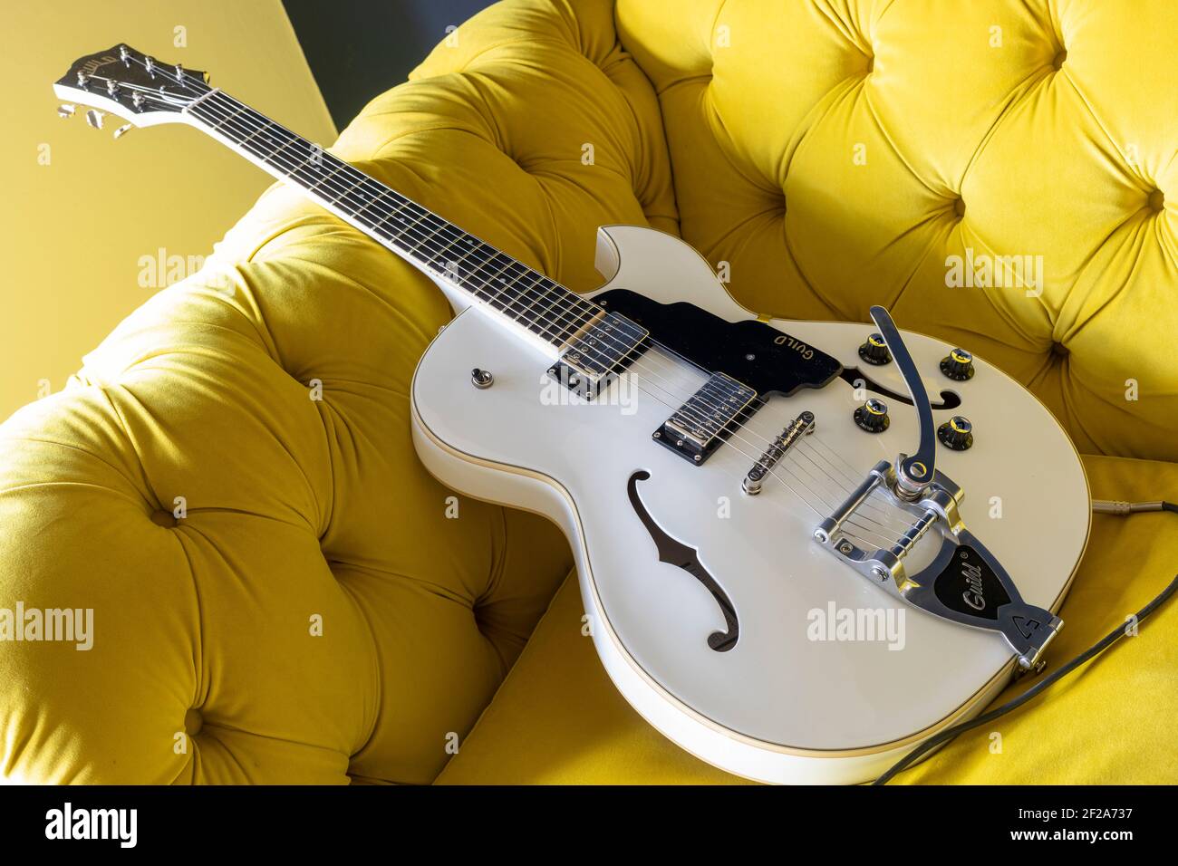 Guitare électrique, Guild StarFire I en blanc sur un canapé jaune Photo  Stock - Alamy