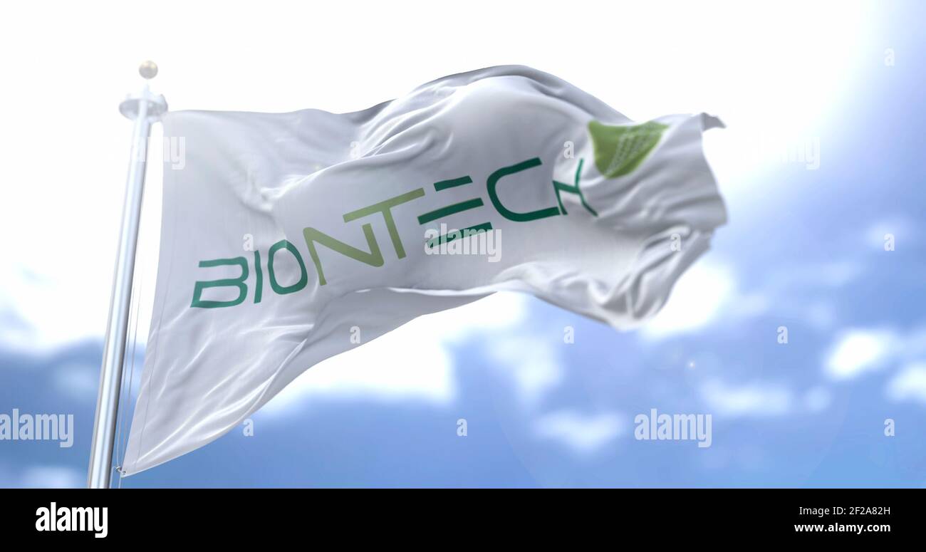 Rome, Italie, 26 janvier 2021 : drapeau blanc avec le logo Biontech qui agite dans le vent. Biontech est une société pharmaceutique allemande qui a produit un Banque D'Images