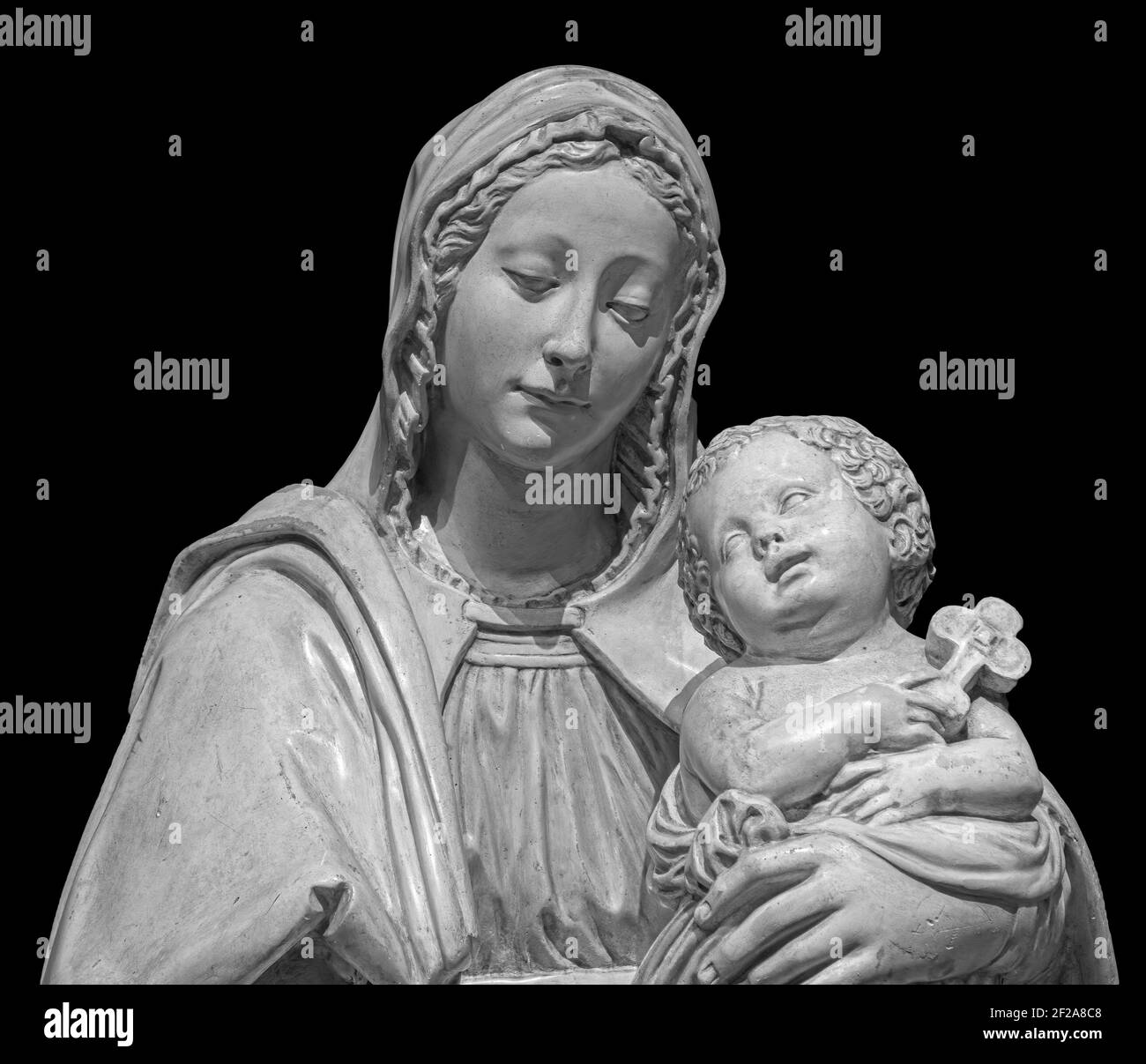 Statue de la Vierge Marie portant le bébé Jésus isolé sur fond noir. Sculpture de la mère de dieu, art chrétien classique Banque D'Images
