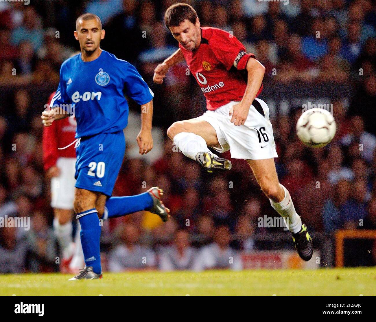 CHAMPION LEAUGE QUALIFIER MAN UTD V ZALAEGERSZEG 27/8/2002 ROY KEENE ET KRISZTIAN KENESI PHOTO DAVID ASHDOWN.CHAMPIONS LEAGUE FOOTBALL Banque D'Images