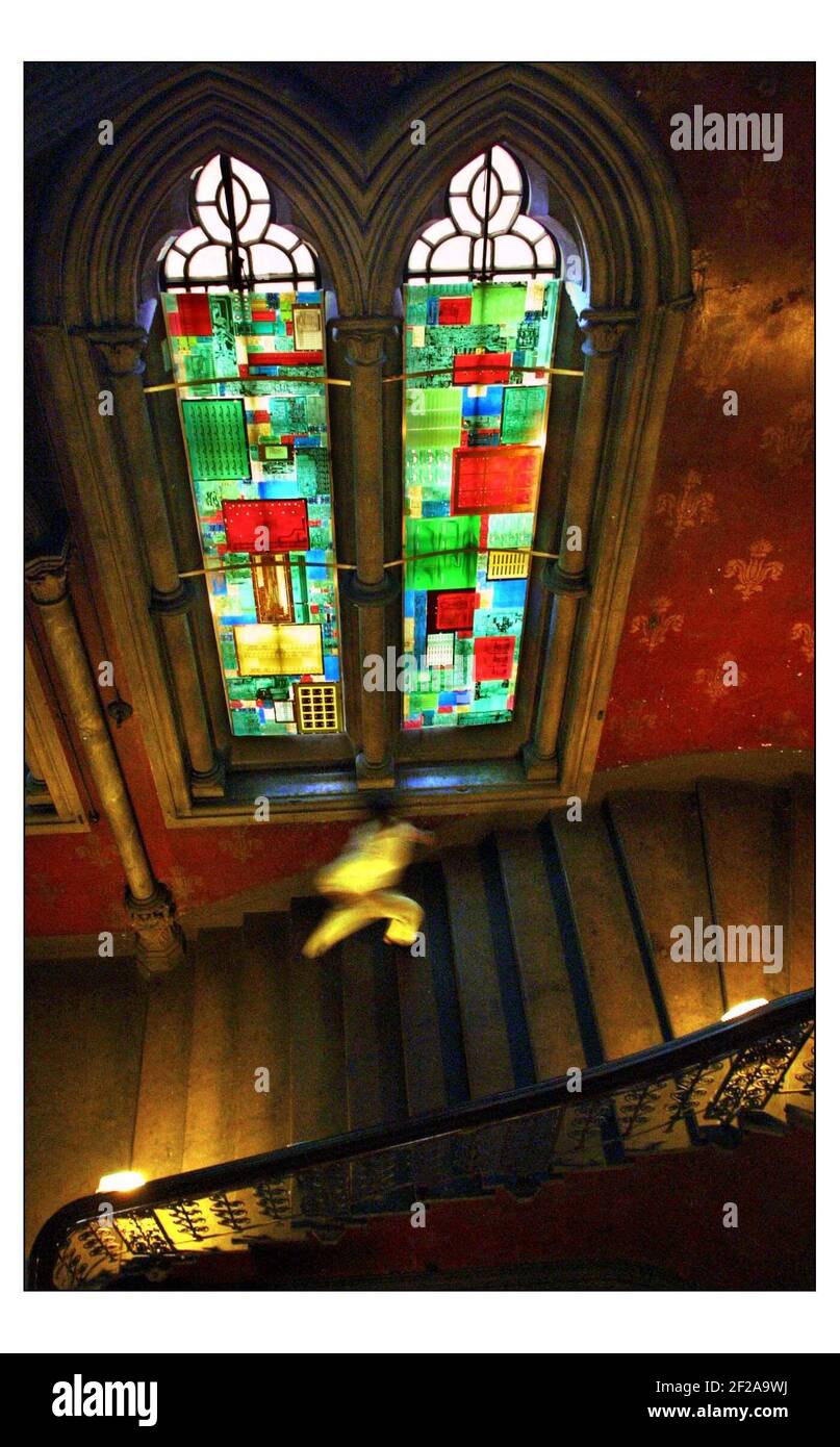 L'été au Midland Grand 2003......21st et 22 exposition Junean d'art et de design dans le fantastique bâtiment néo-gothique classé de catégorie 1. Electrickery par David Wright, les fenêtres de l'escalier principal recouvert de panneaux cirques. pic David Sandison Banque D'Images
