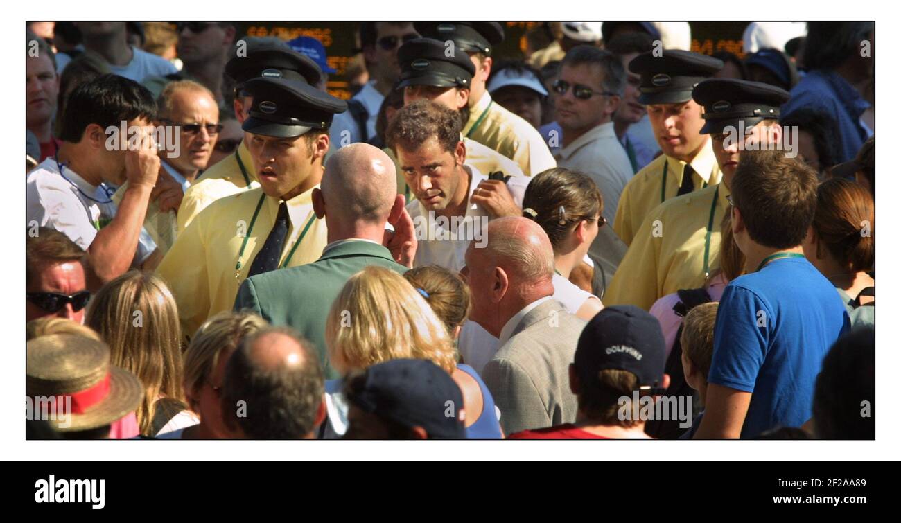 Wimbledon jour 3....Pete Sampras tête pendante quitte le court 2 après Perdant à G Bastlpic David Sandison 26/6/2002 Banque D'Images