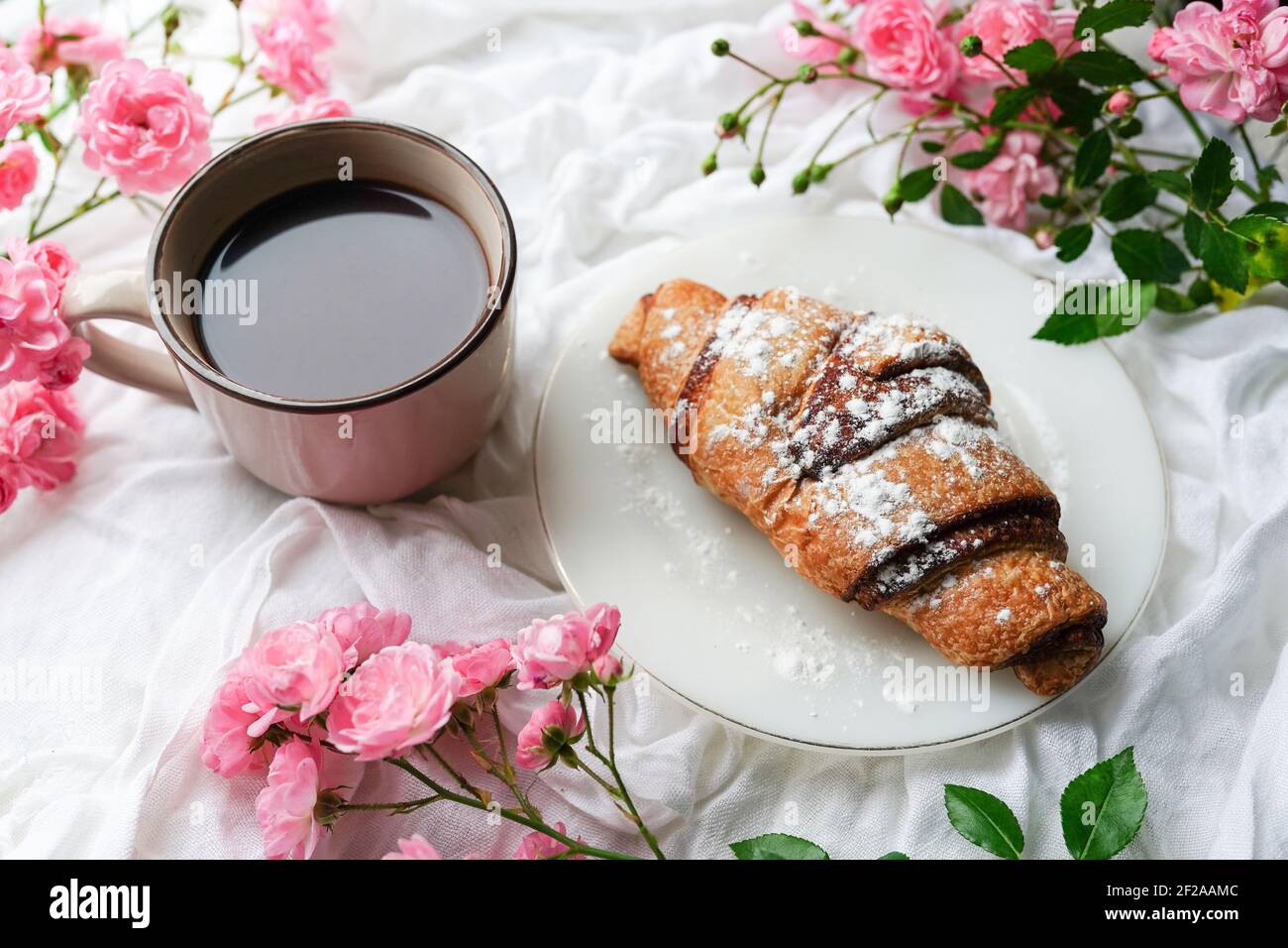 café et dessert pour le petit-déjeuner avec roses roses sur fond blanc Banque D'Images