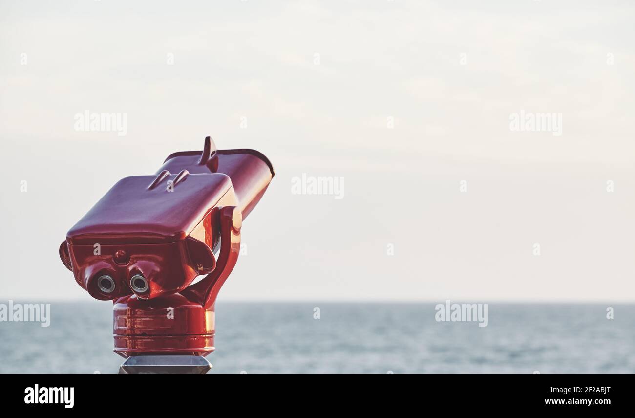 Photo de jumelles aux tons rétro au point d'observation de la mer, mise au point sélective. Banque D'Images