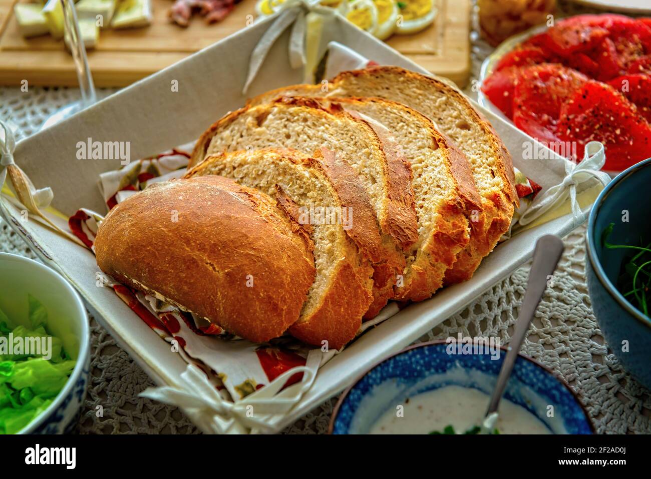 Un pain coupé en tranches. Un petit-déjeuner continental sain composé de pain maison, de légumes, de fromage et d'œufs. Pain à base d'épeautre et Banque D'Images