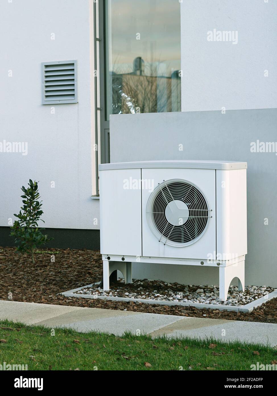 Maison moderne de l'avenir avec pompe à chaleur efficace réduire la vie concept de coût Banque D'Images