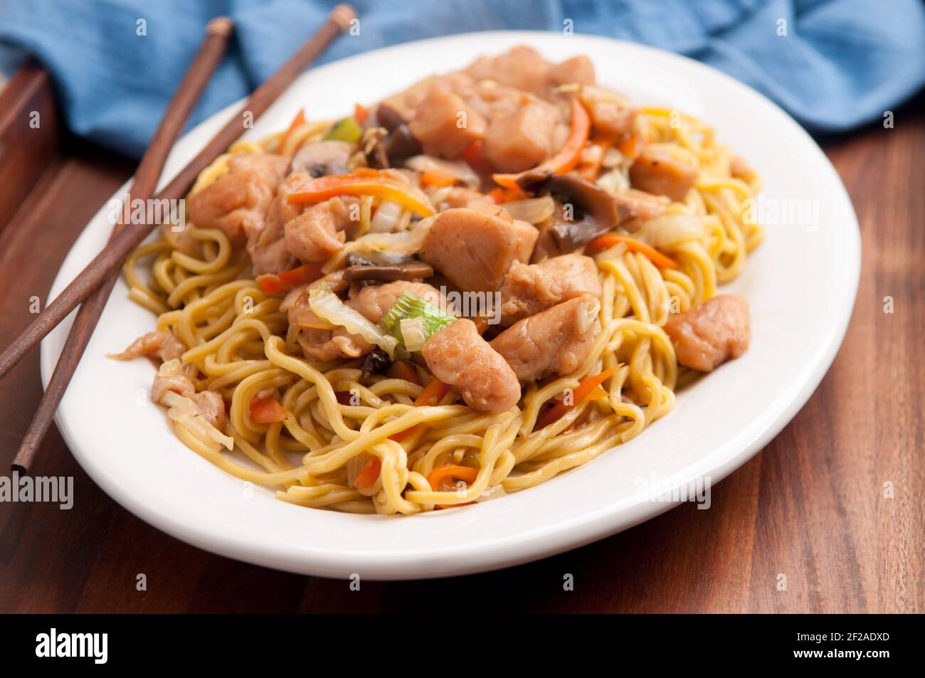 chow mien ou mein avec du poulet et des légumes frais Banque D'Images