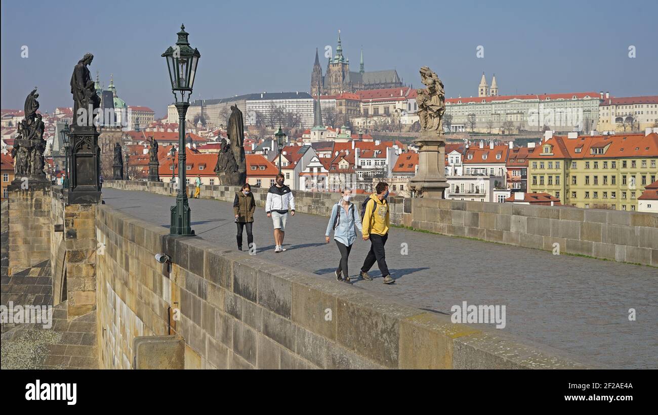 Prague, République Tchèque - Mars 20 2020: Coronavirus covid-19 photo du pont Charles vide avec les touristes portant un masque de protection Banque D'Images